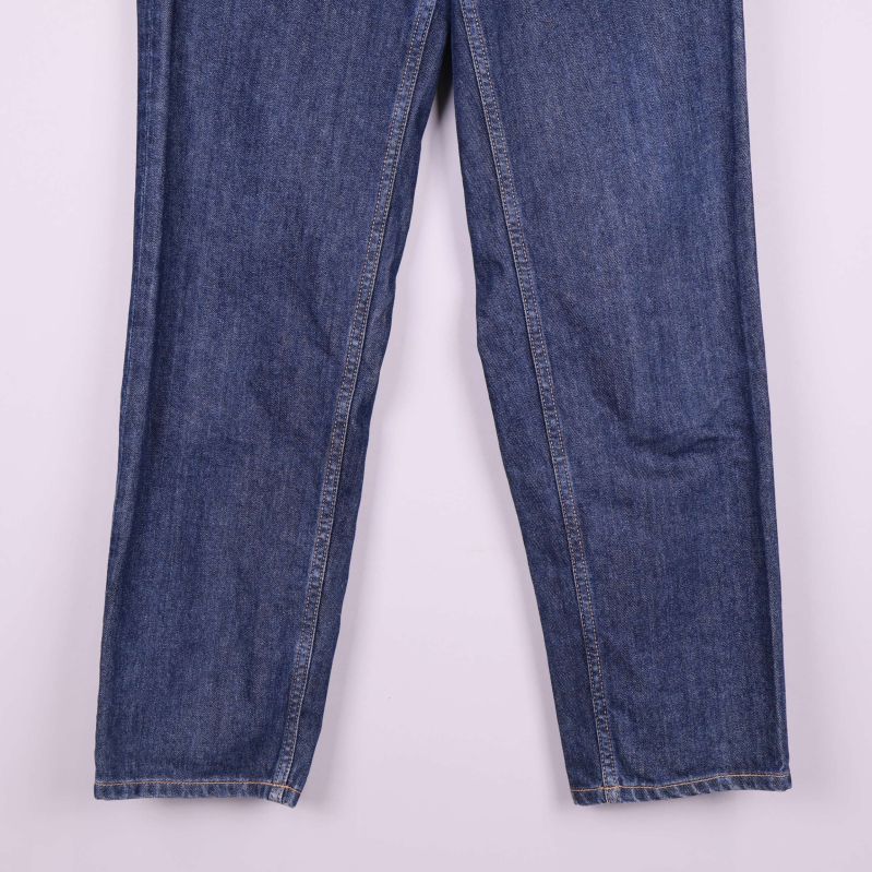 Närbild på nederdelen av ben och fåll på blå jeans