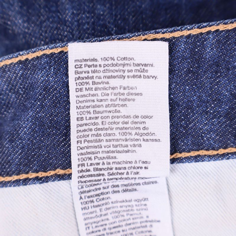 Materiallapp som visar att jeansen är 100% bomull