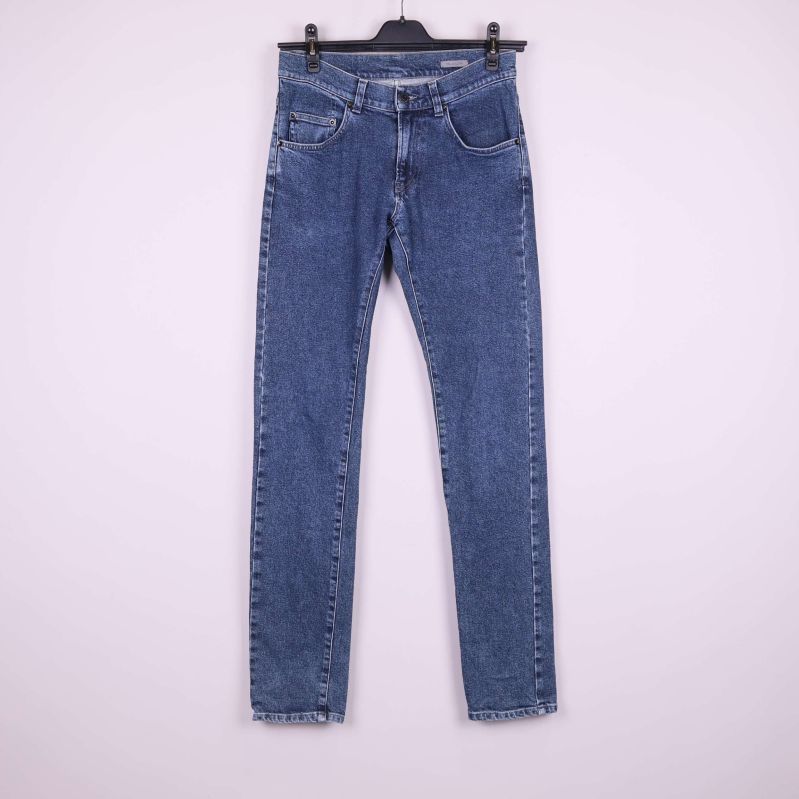 Hela jeansen framifrån i blå denim