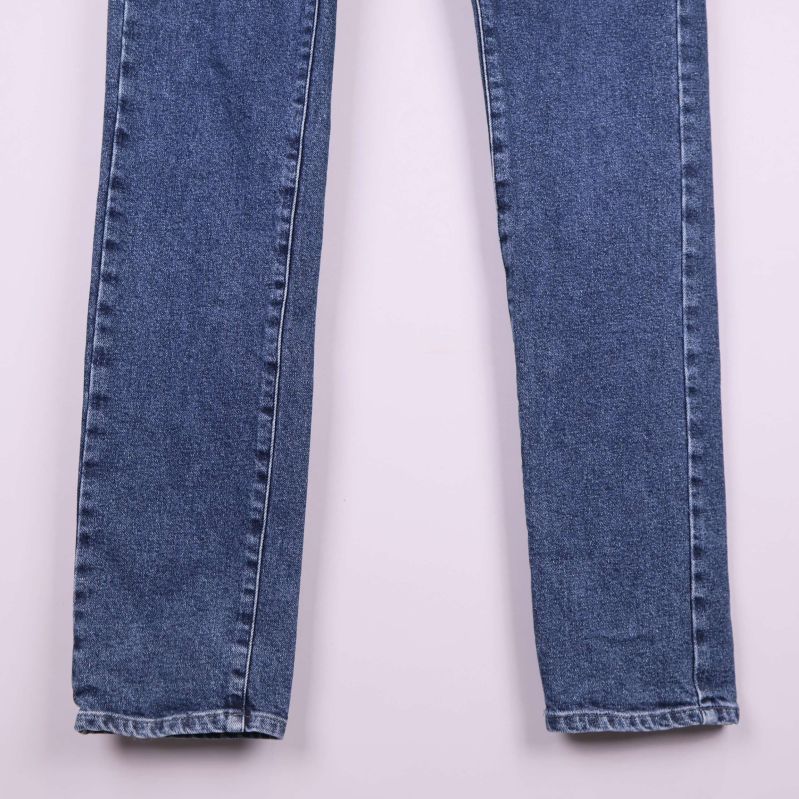Benavslut på jeans med raka sömmar
