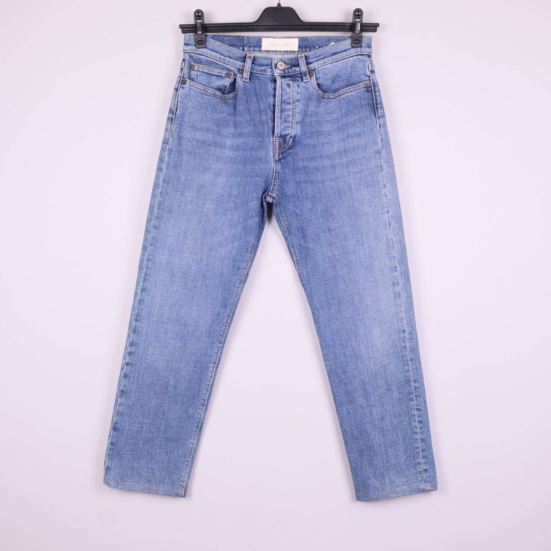 Framsida av raka ljusblå jeans mot vit bakgrund