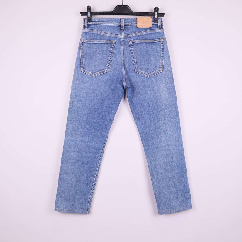Baksida av raka ljusblå jeans mot vit bakgrund