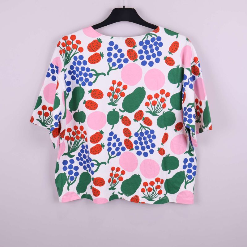 Baksidan av topp med färgglatt fruktmönster