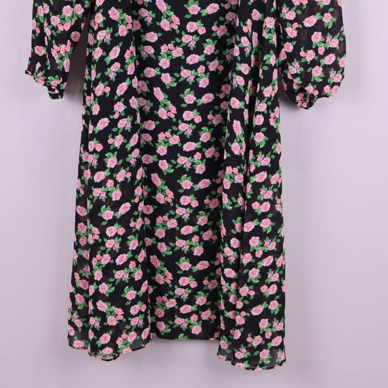 Närbild på kjolens nederdel med rosa blommigt mönster