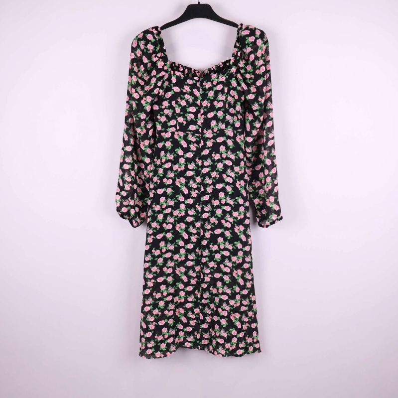 Baksida av svart långärmad klänning med rosa blomsterprint