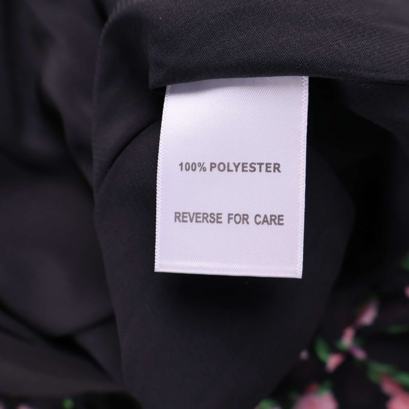 Etikett med texten 100% polyester inuti klänningen