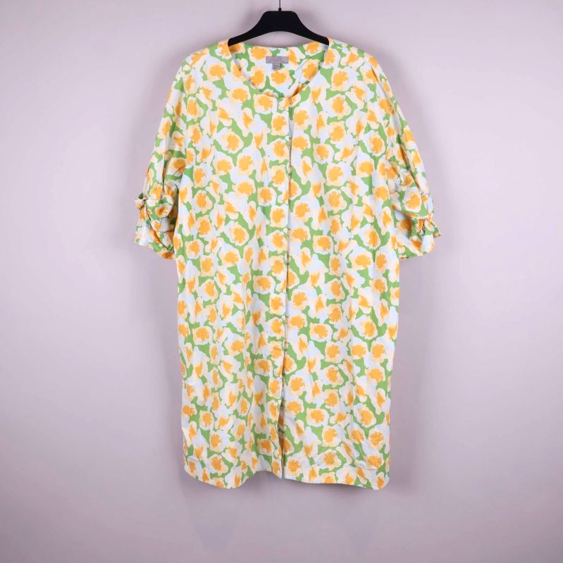 Framsidan av blommig vid klänning på galge