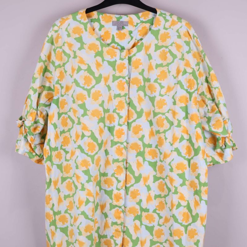 Övre delen av klänning med rund hals och knappar