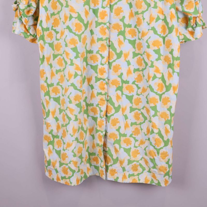 Nedre delen av blommig klänning visar mönstret