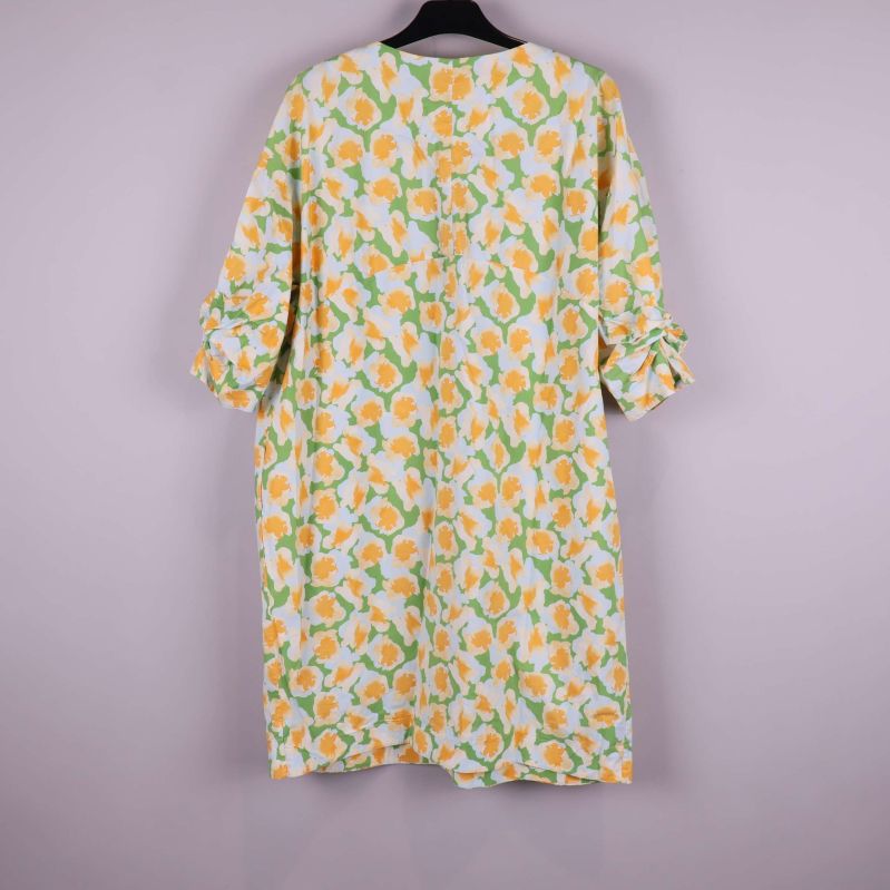 Baksidan av klänning med gult och grönt blommönster