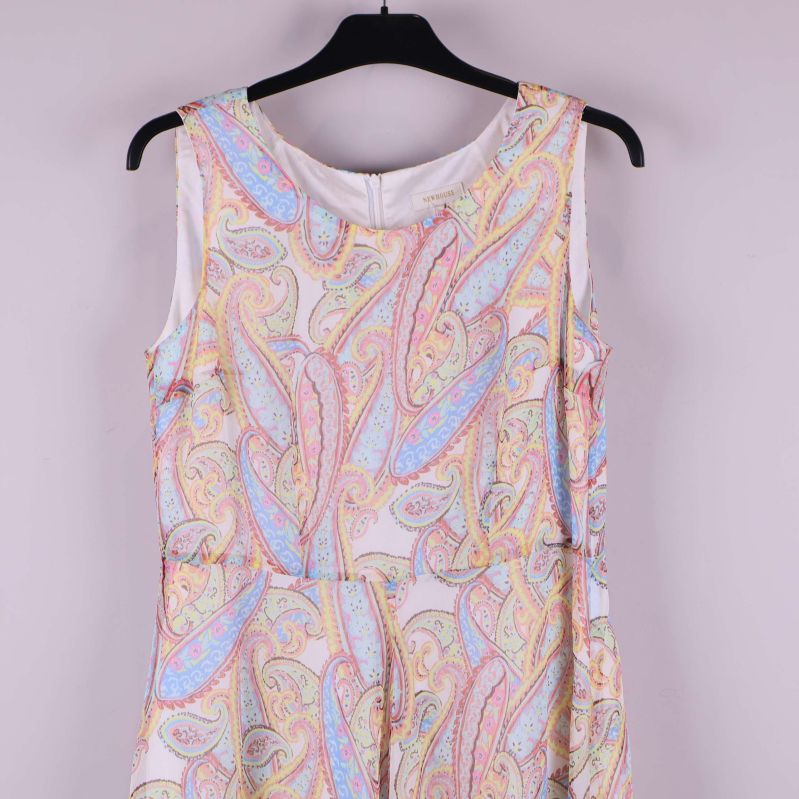 Övre delen av klänningen framifrån med paisleymönster