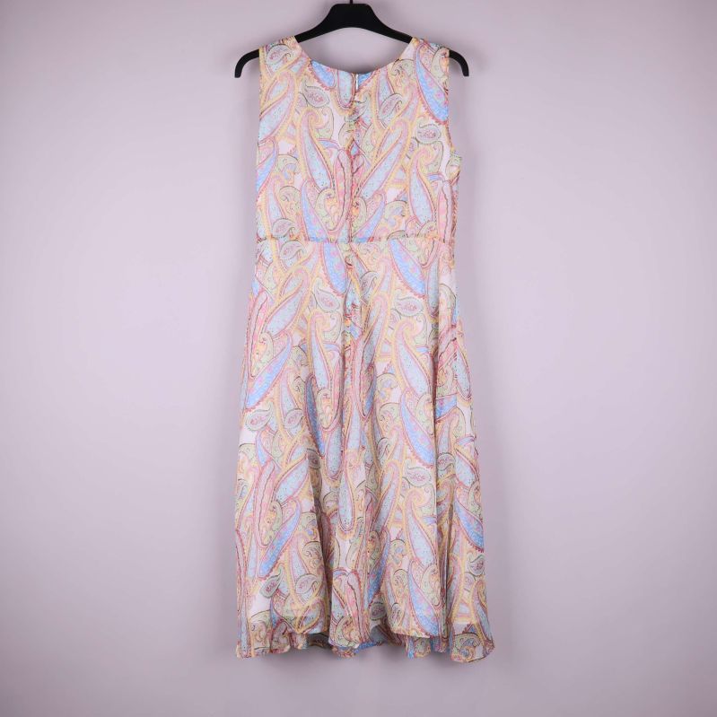 Baksida av klänningen med paisleymönster och dragkedja