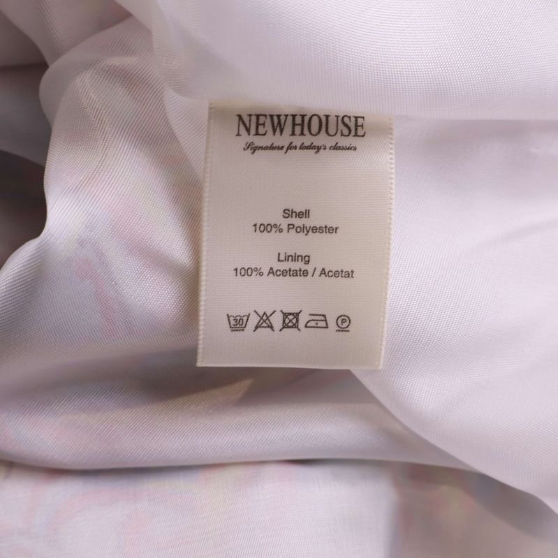 Materialetikett visar 100% polyester och 100% acetat