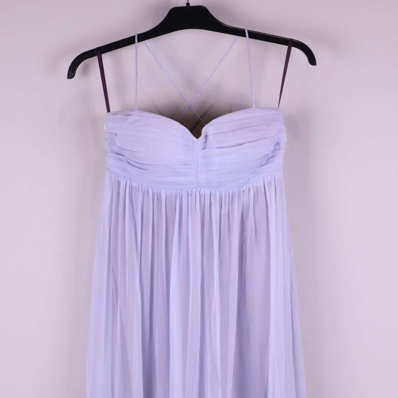 Närbild på överdelen och axelbanden av klänningen