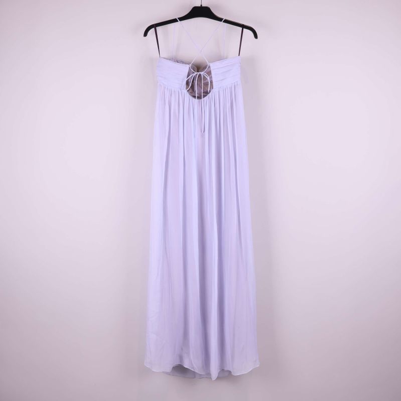 Långklänning bakifrån med snörningsdetalj och öppen rygg