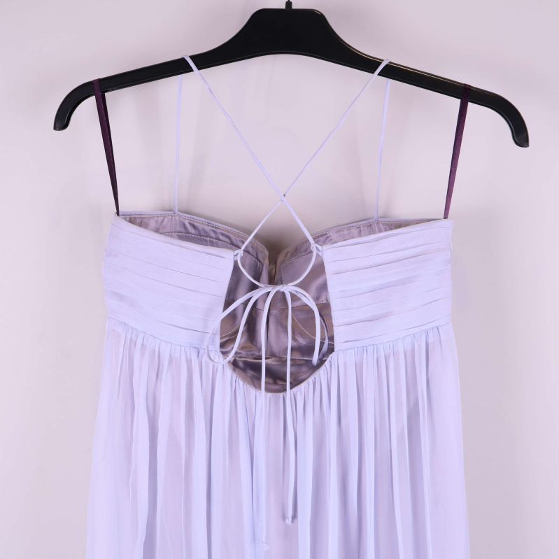 Närbild på snörning och överdelens bakstycke på klänning