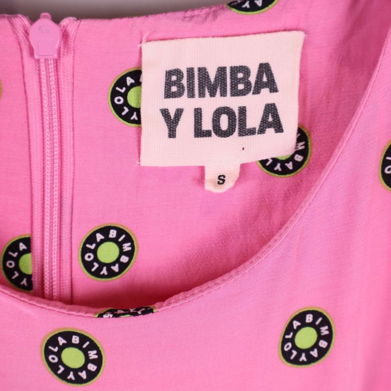 Närbild på klänningens bakre halsringning och Bimba Y Lola etikett