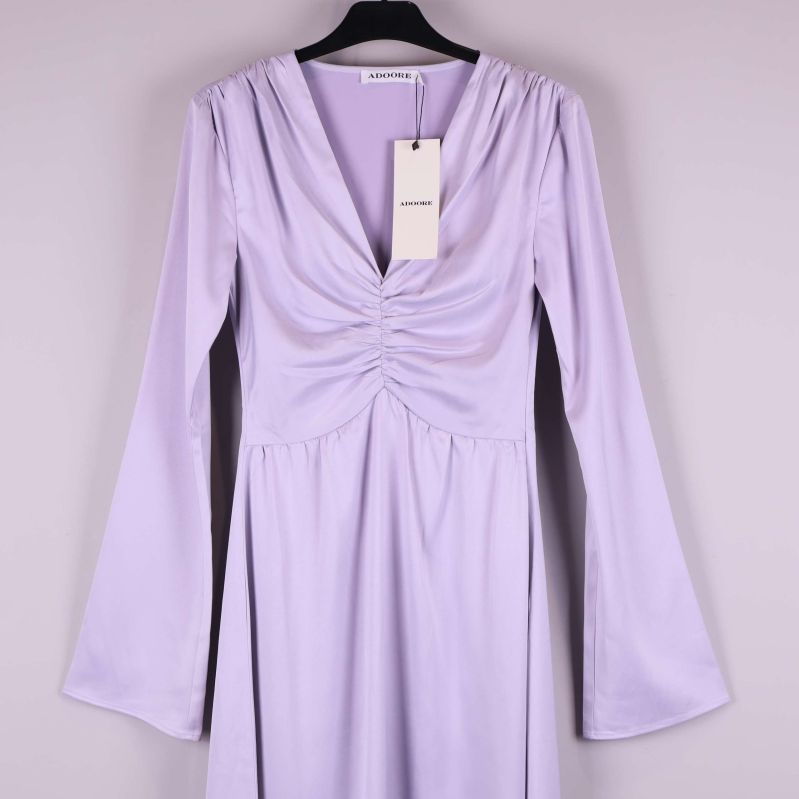 Ovandelen av lila klänning med rynkad detalj