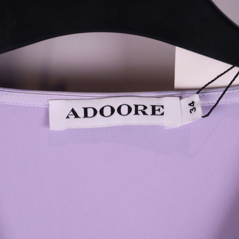 Närbild på ADOORE-märke och storlek 34 i nacken