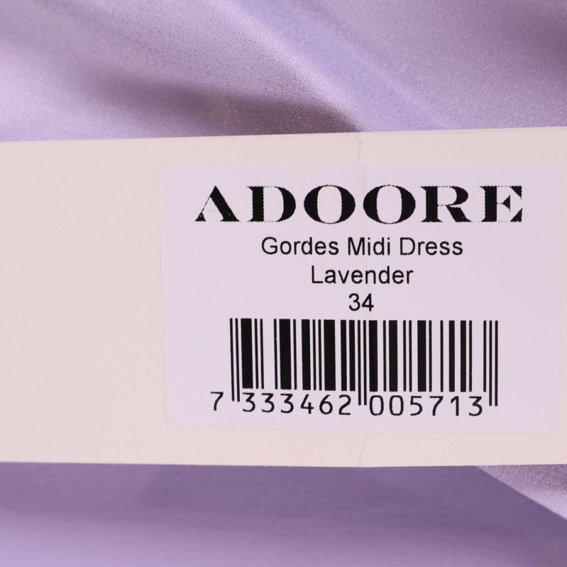 ADOORE etikett med modellnamn Gordes Midi Dress och färgen Lavender