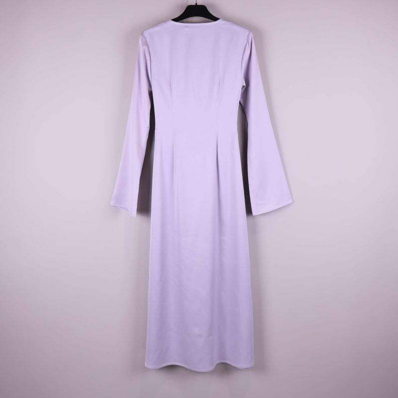 Baksidan av lång ljuslila klänning visas