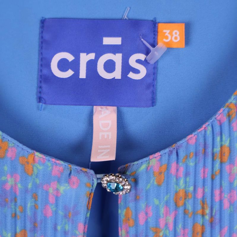 Närbild på etikett med crās och storleksangivelse 38