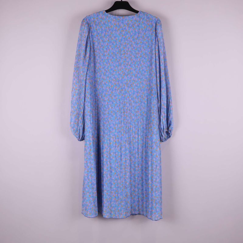 Ljusblå blommig plisserad klänning bakifrån på galge