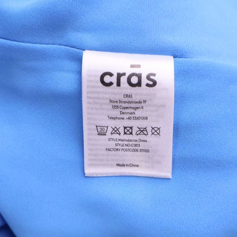 Materialetikett inuti klänningen med crās logotyp