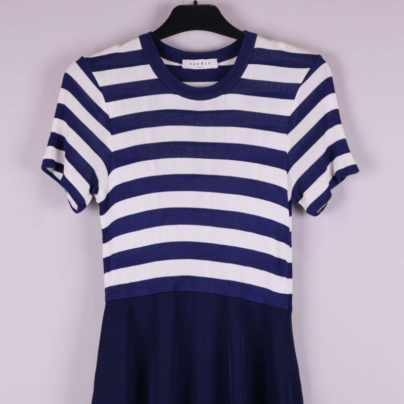 Överdel av randig klänning med rund hals och kort ärm