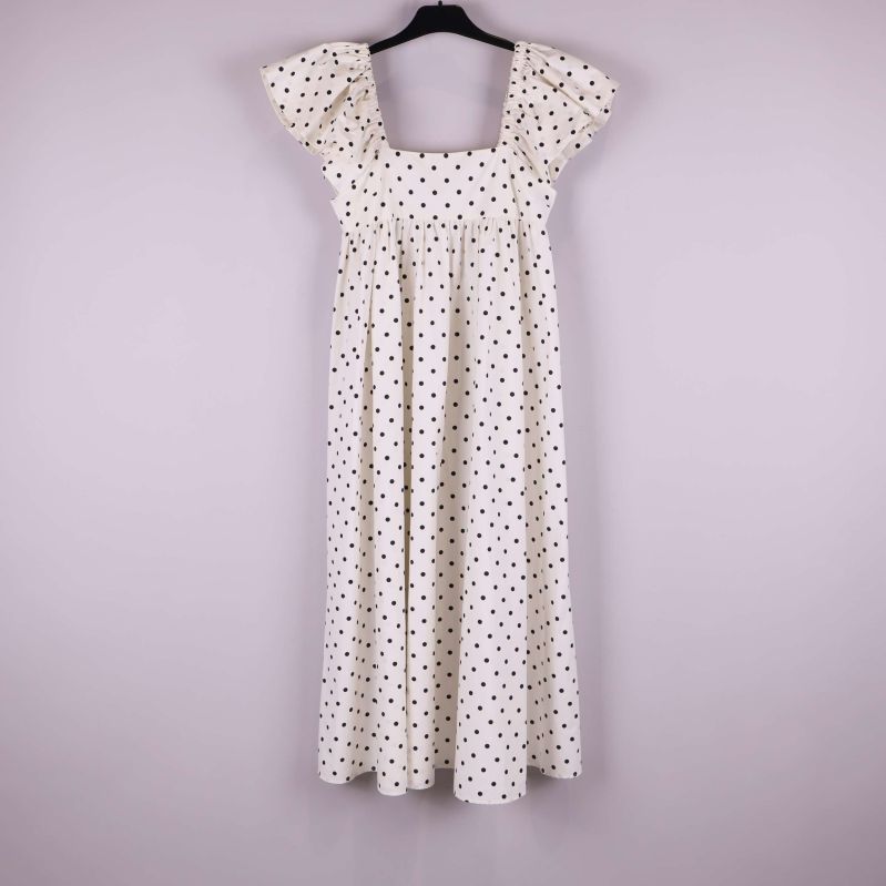 Lång klänning med svart prickigt mönster och volangärmar