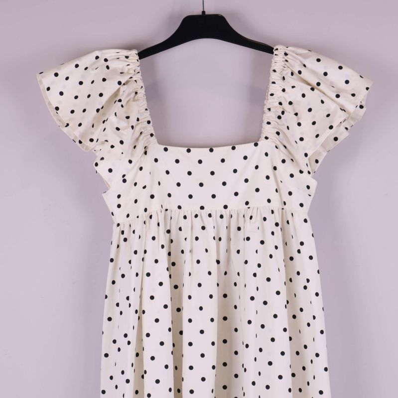 Närbild på volangärmar och prickig design