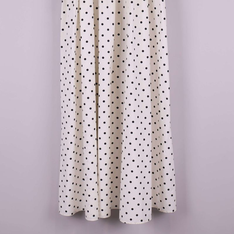 Nederdelen på klänning med svart prickigt mönster