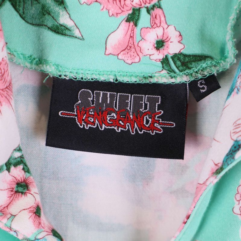 Närbild på Sweet Vengeance-märkeslapp och storlekslapp S