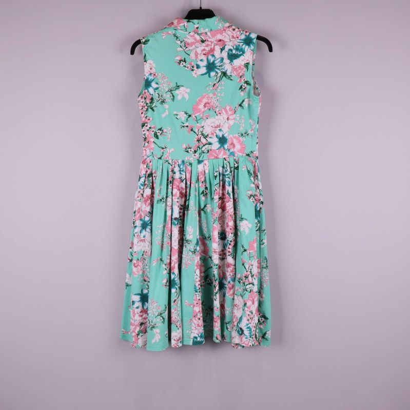 Blommig klänning helbild bakifrån med veckad kjol