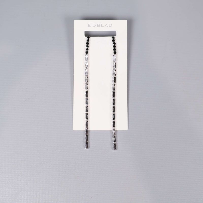 Långa örhängen i svart och klar på vit bakgrund