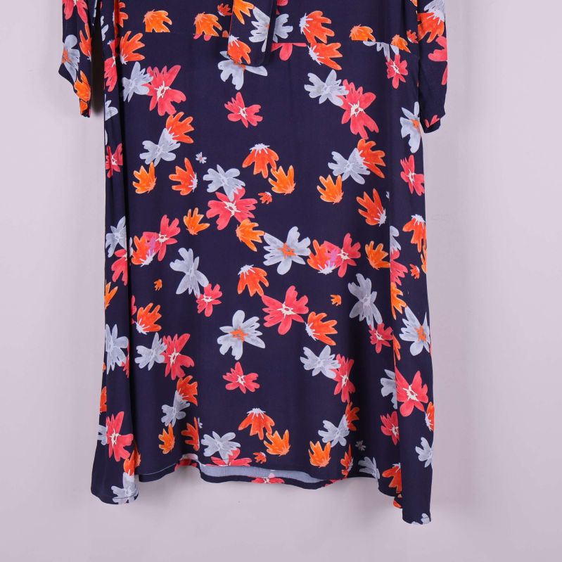 Nederdel av klänningen med blå botten och blommor