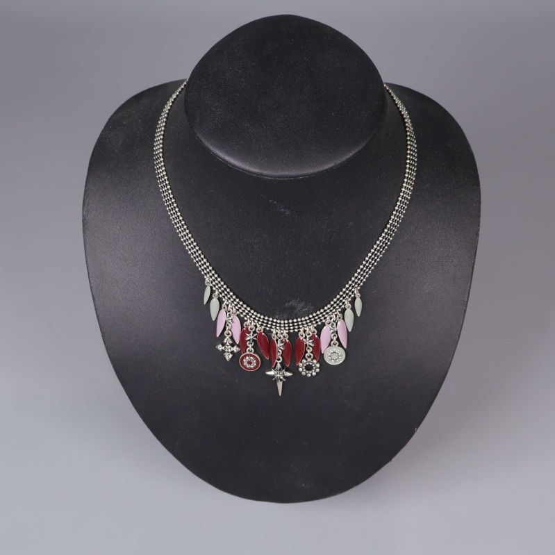 Halsband med röda och rosa hängsmycken på ställning