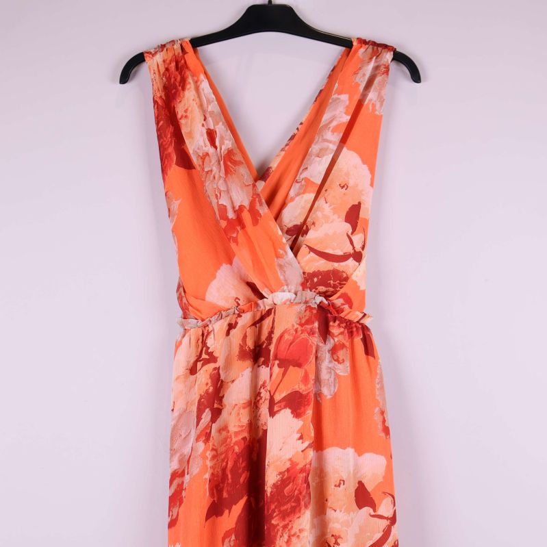 V-ringning och omlottdesign i fokus på klänningens liv