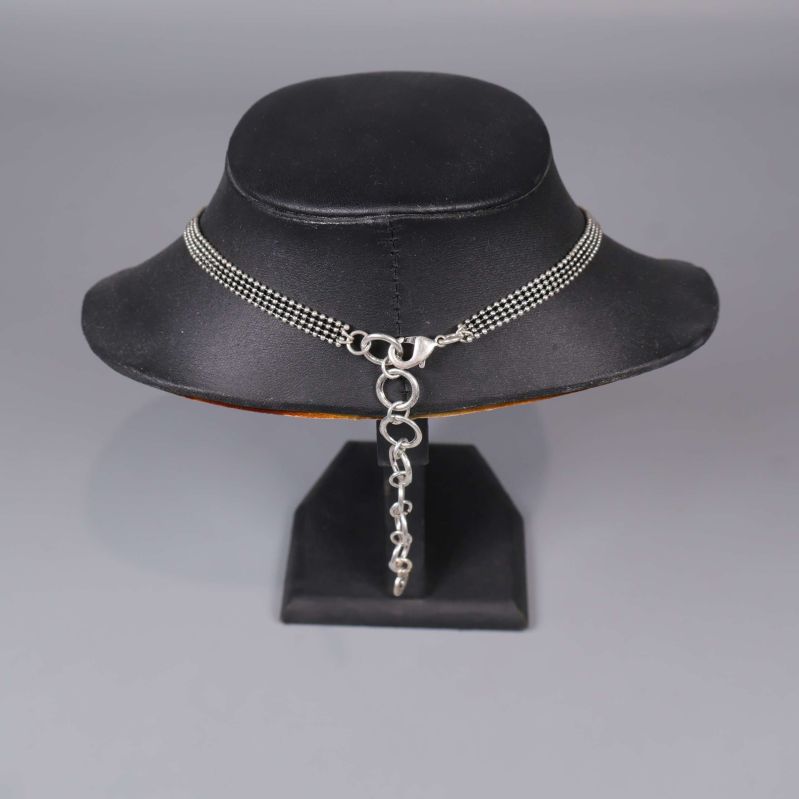 Justerbar kedja på halsbandets baksida med ringar