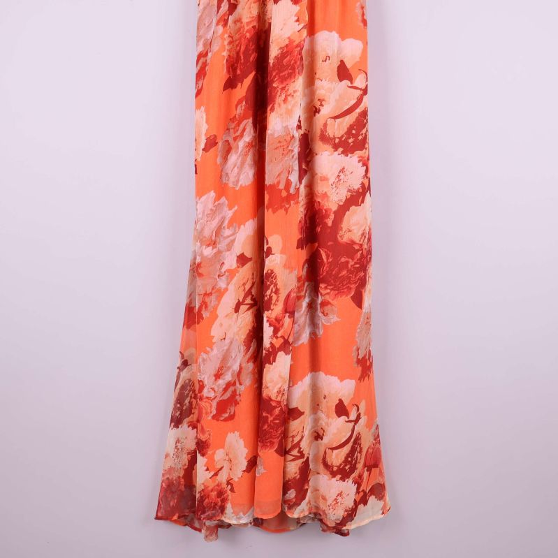 Nedre delen av klänningen visar flytande tyg och blommigt mönster