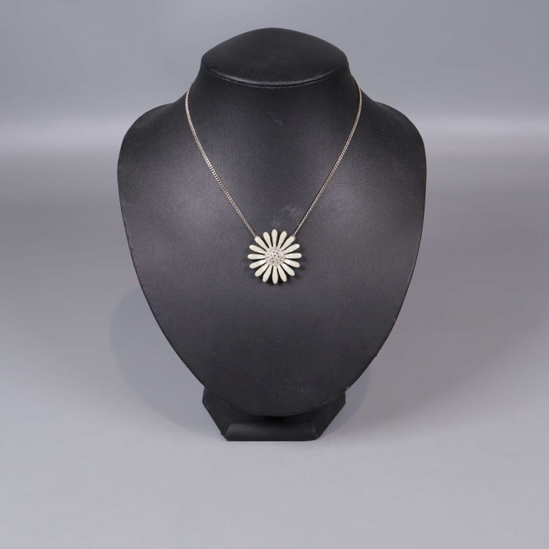 Halsband med blomformad hängsmycke på svart ställning