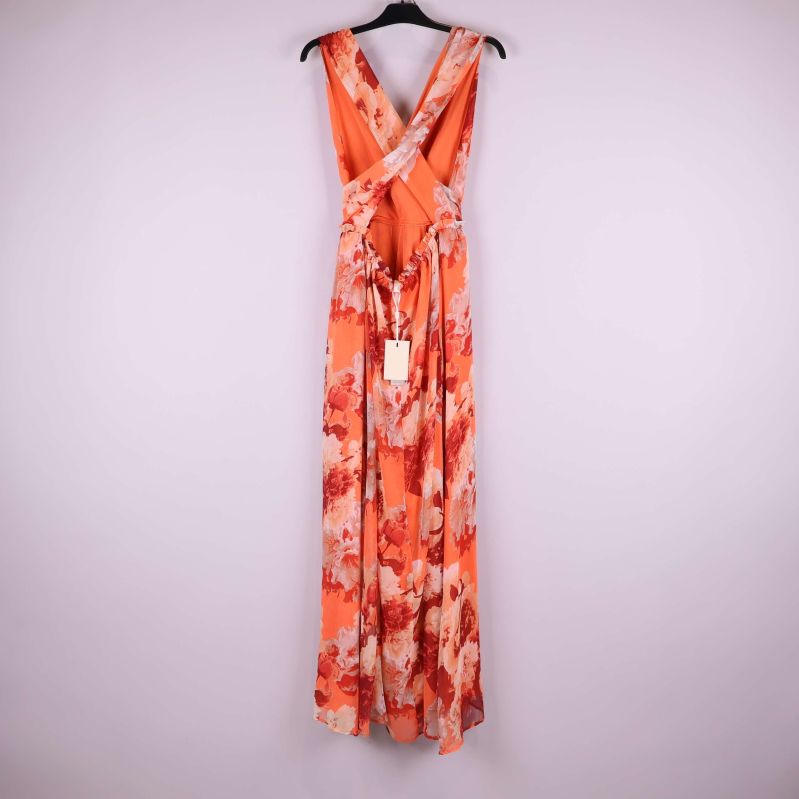 Baksida av lång klänning med omlottrygg och knytband