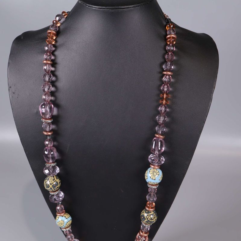 Närbild av pärlor i olika former och färger