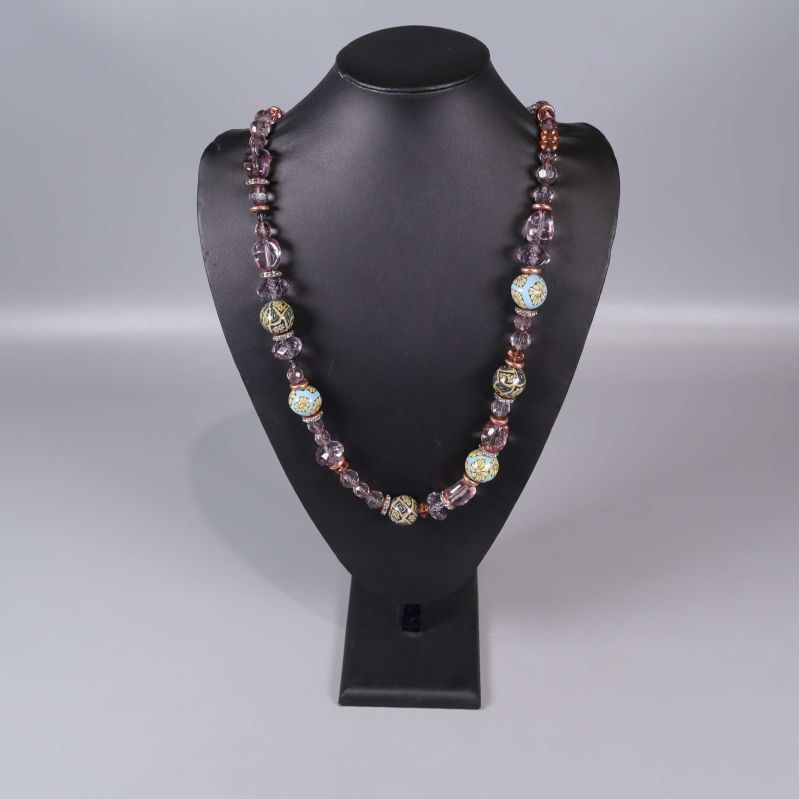 Halsband ordnat på svart ställning med pärlor och dekorationer