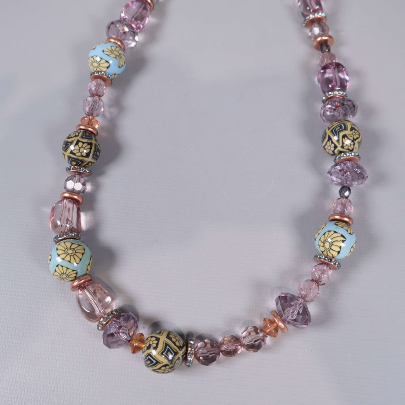 Sektion av halsbandet med blandade pärlor och färger