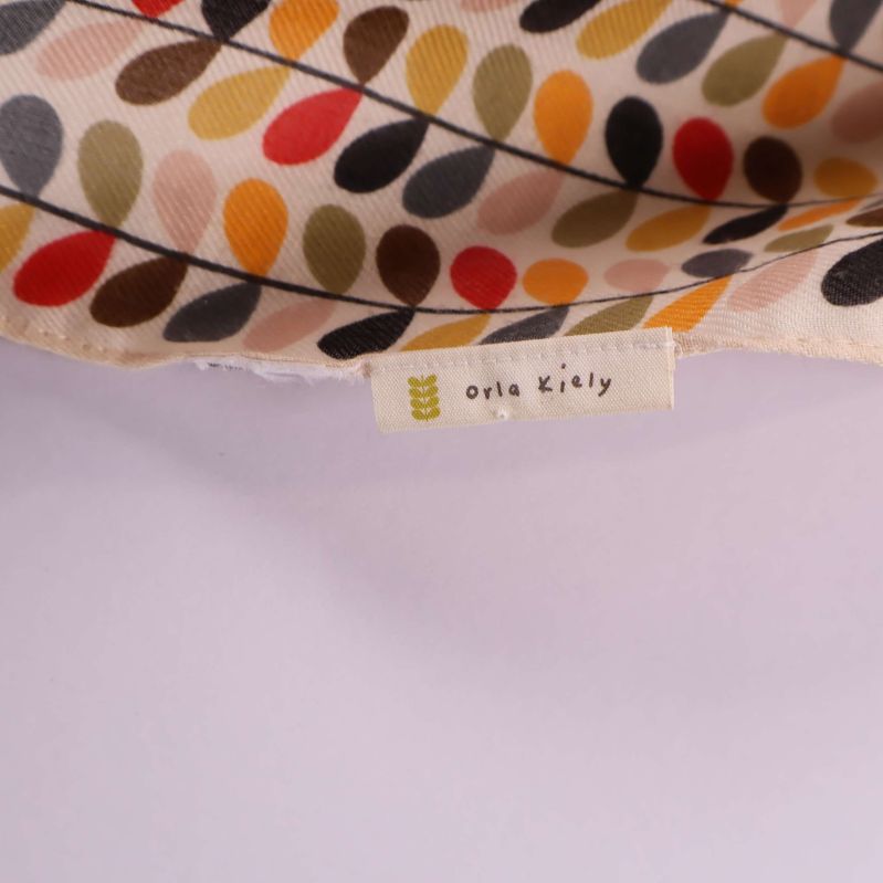 Närbild på tyg och Orla Kiely etikett