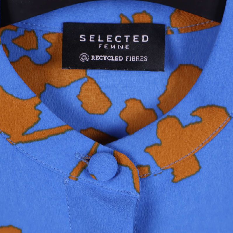 Närbild på krage och Selected Femme-märkesetikett