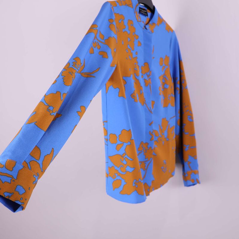 Skjorta på galge fotad från sidan för att visa ärmlängd och passform