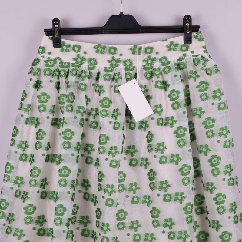 Detaljer av kjolens överdel i mönstrat tyg