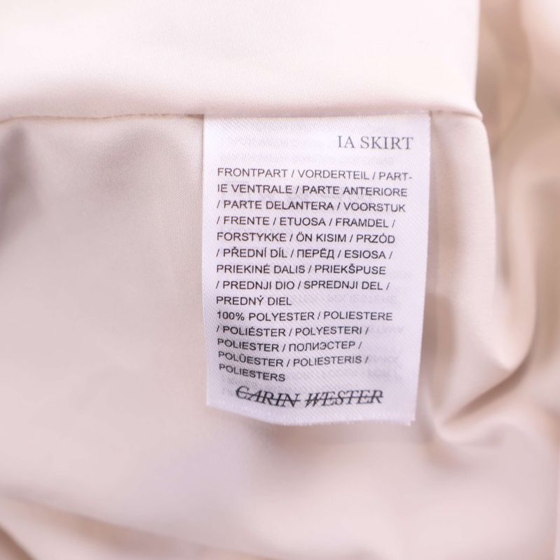 Materialetikett som visar 100% polyester Carin Wester
